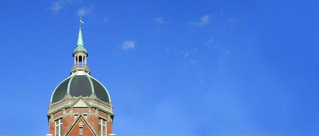 约翰霍普金斯大学的圆顶映衬着阳光明媚的蓝天